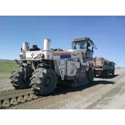 冷再生機(jī)在新疆烏魯木齊中鐵三局